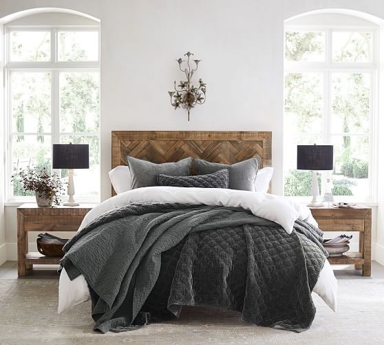 Cozy Layered Bedding: Comfort in the Farmhouse Bedroom