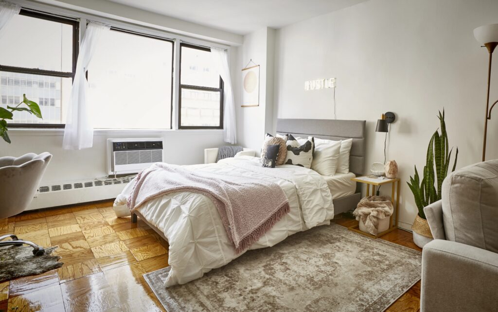 Bedding Essentials: Comfort and Style in Your First Apartment Decor