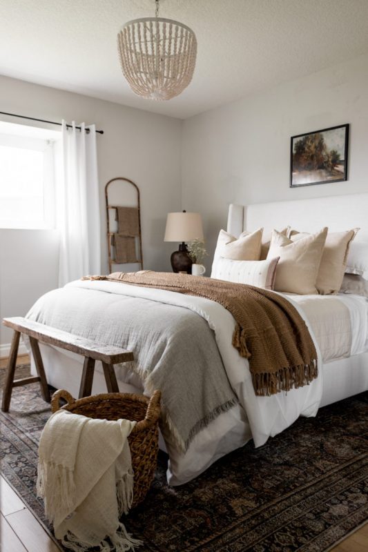 Textural Contrast in Neutral Bedroom Ideas: Blending Coziness and Elegance